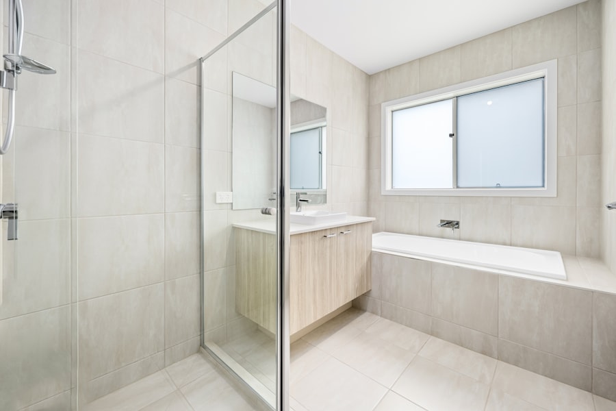 Photo Walk-In Showers vs Bathtubs